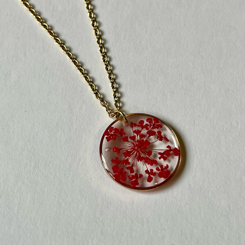 Collar círculo dorado flor roja