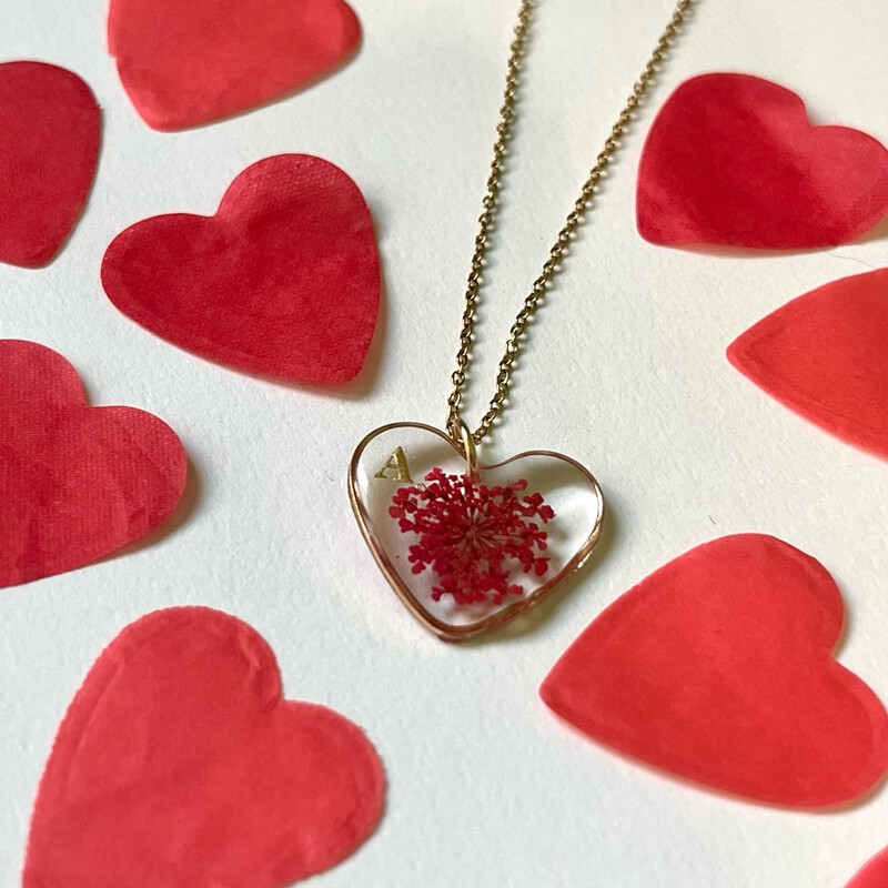 Collar corazón flor roja con inicial