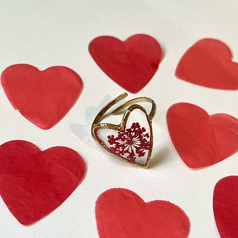 Anillo corazón dorado flor roja