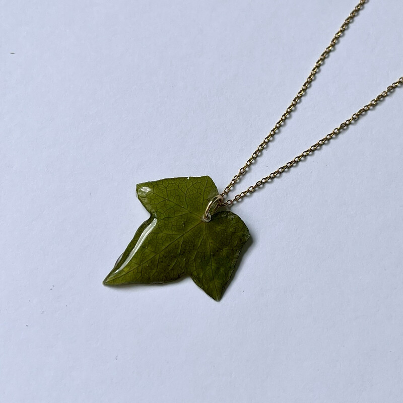 Collar hoja de hiedra Evermore