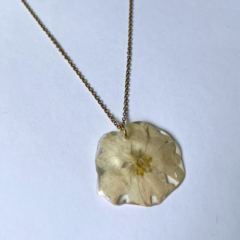 Collar flor blanca Folklore