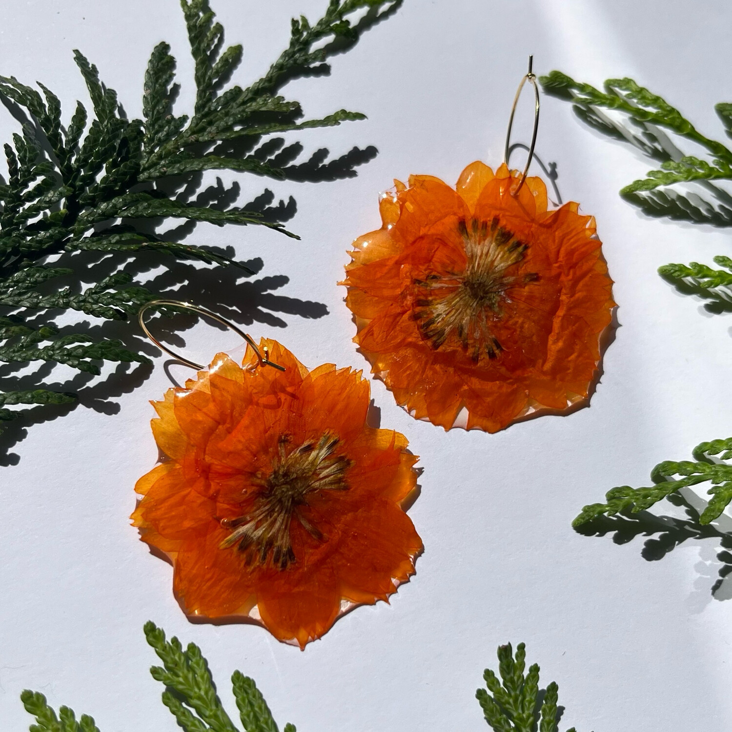 Aros dorados flores naranjas