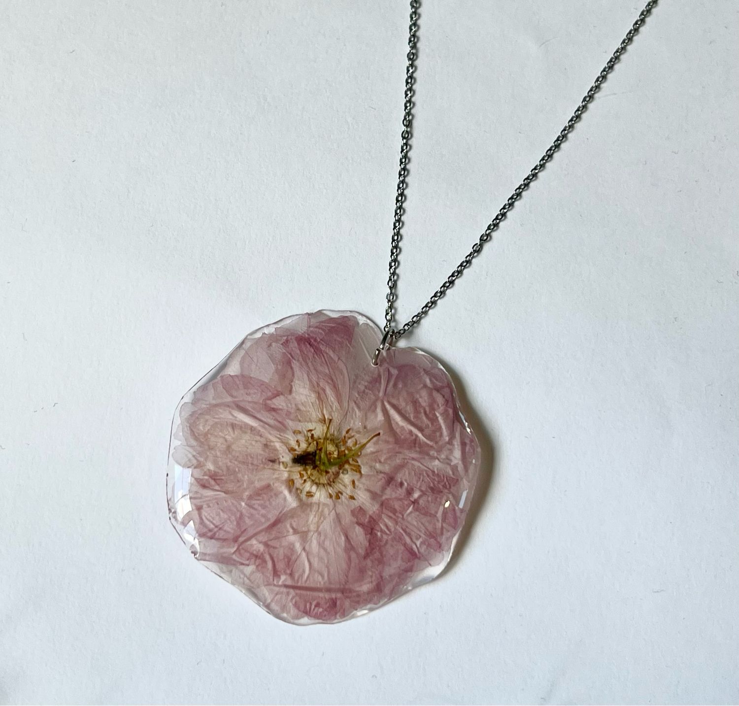 Collar plateado flor de cerezo rosa