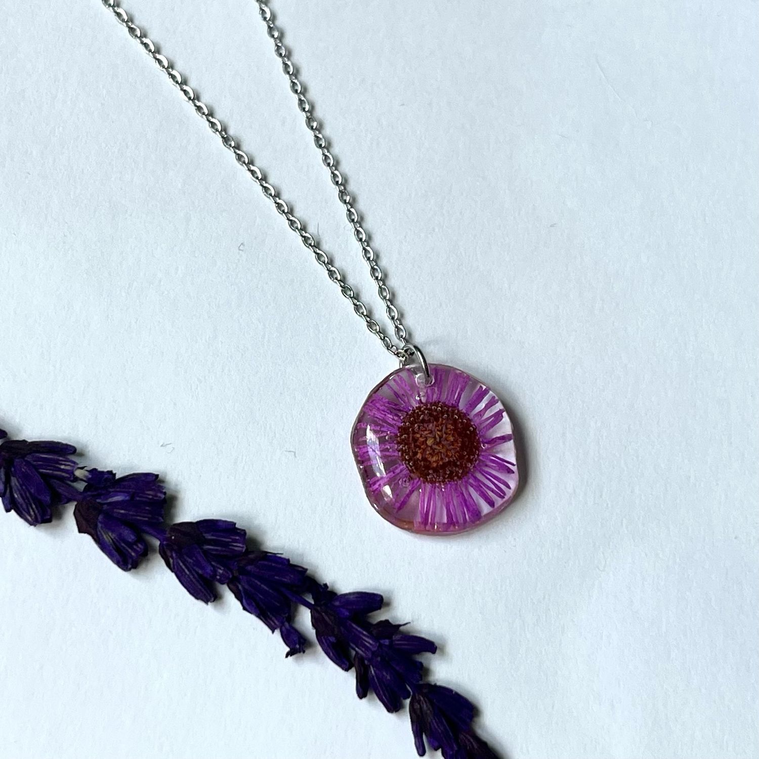 Collar margarita morada