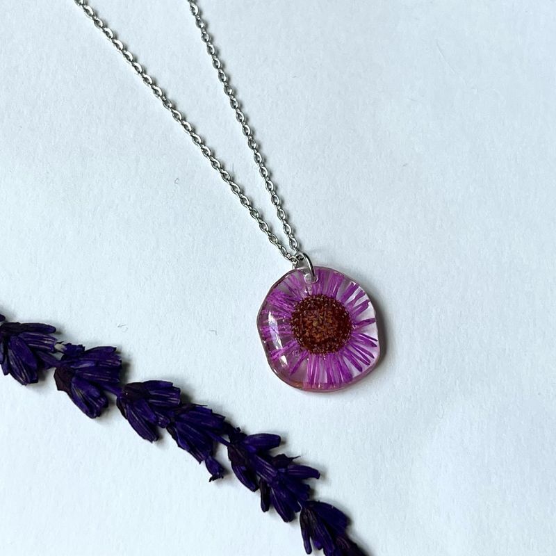 Collar margarita morada