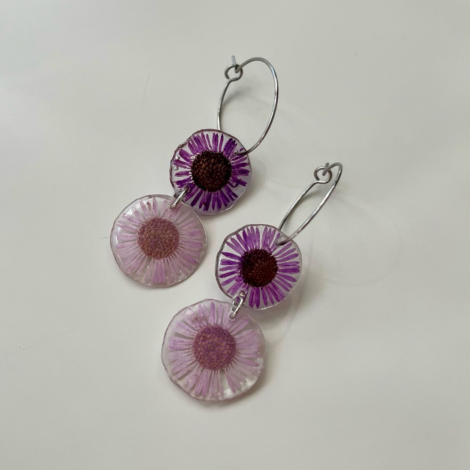 Aros plateados flores moradas