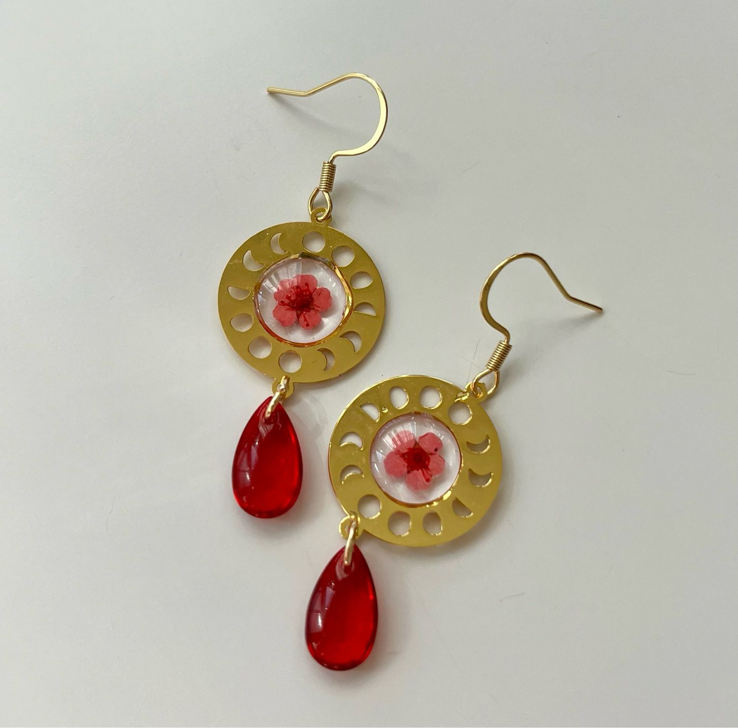 Círculos dorados con flor roja y cristales