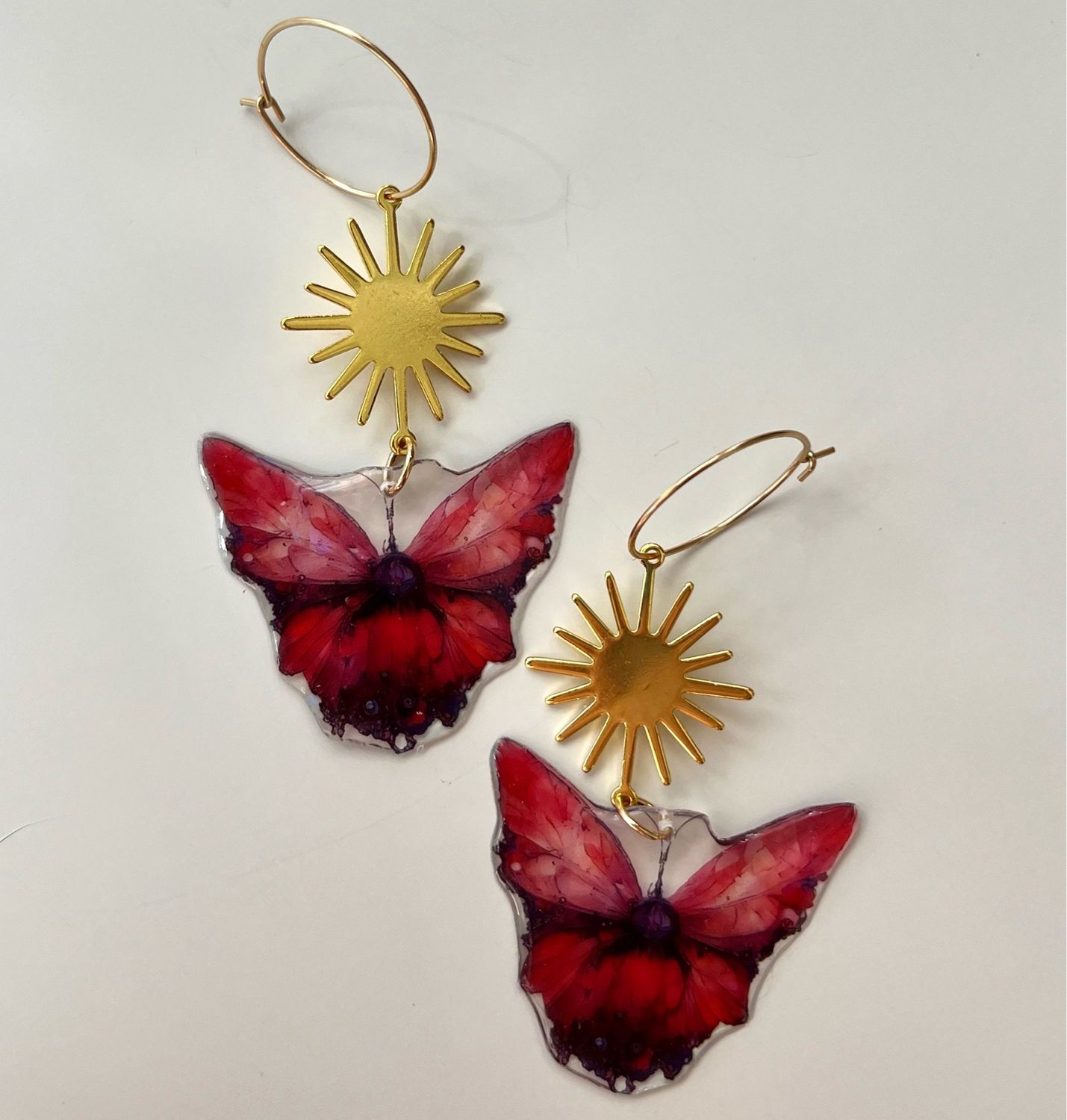 Mariposas rojas con soles dorados