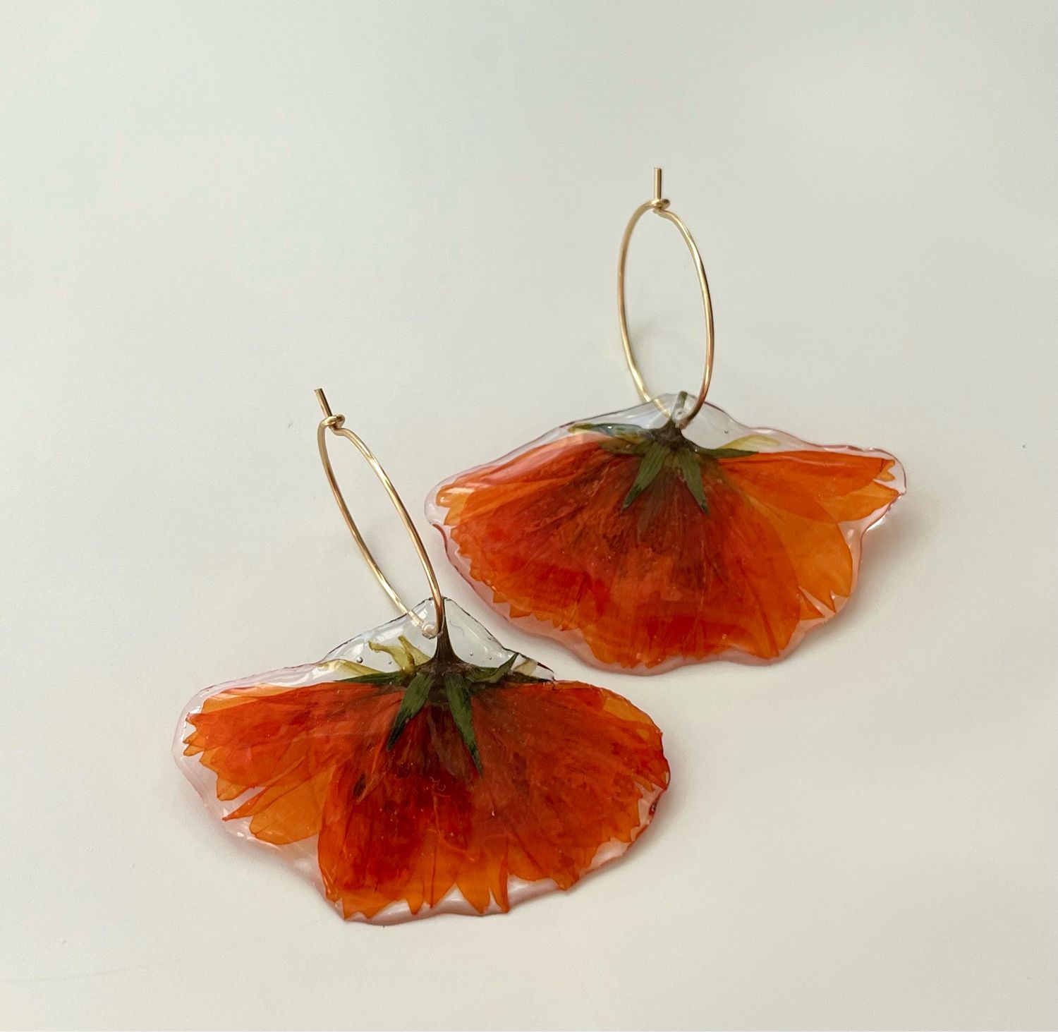 Aros dorados flores naranjas