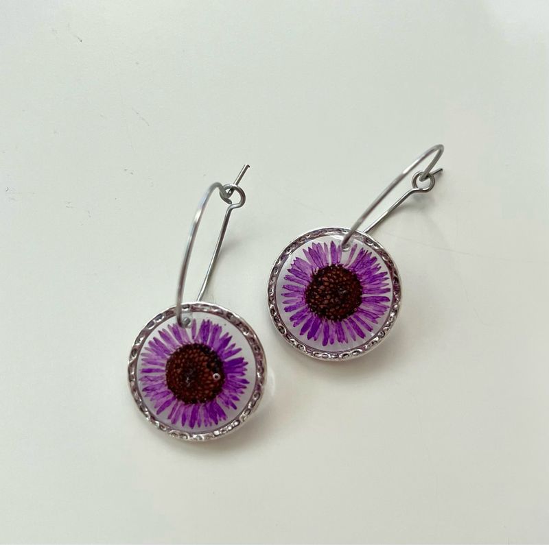 Aros plateados flores moradas