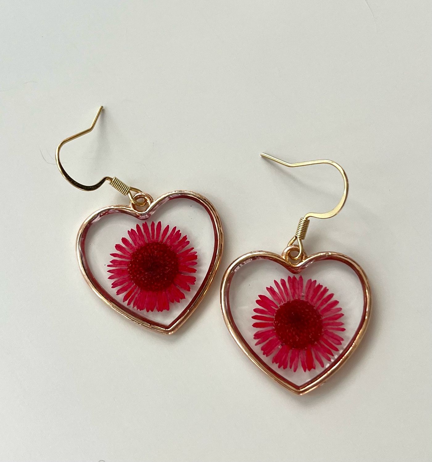 Corazones dorados margaritas rojas