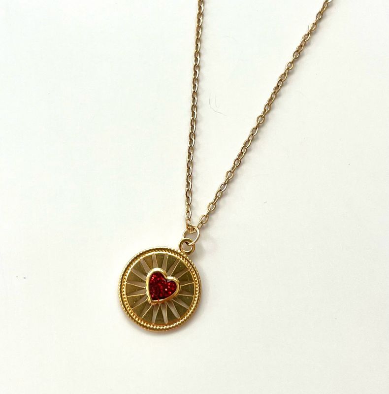 Collar medalla dorada corazón rojo