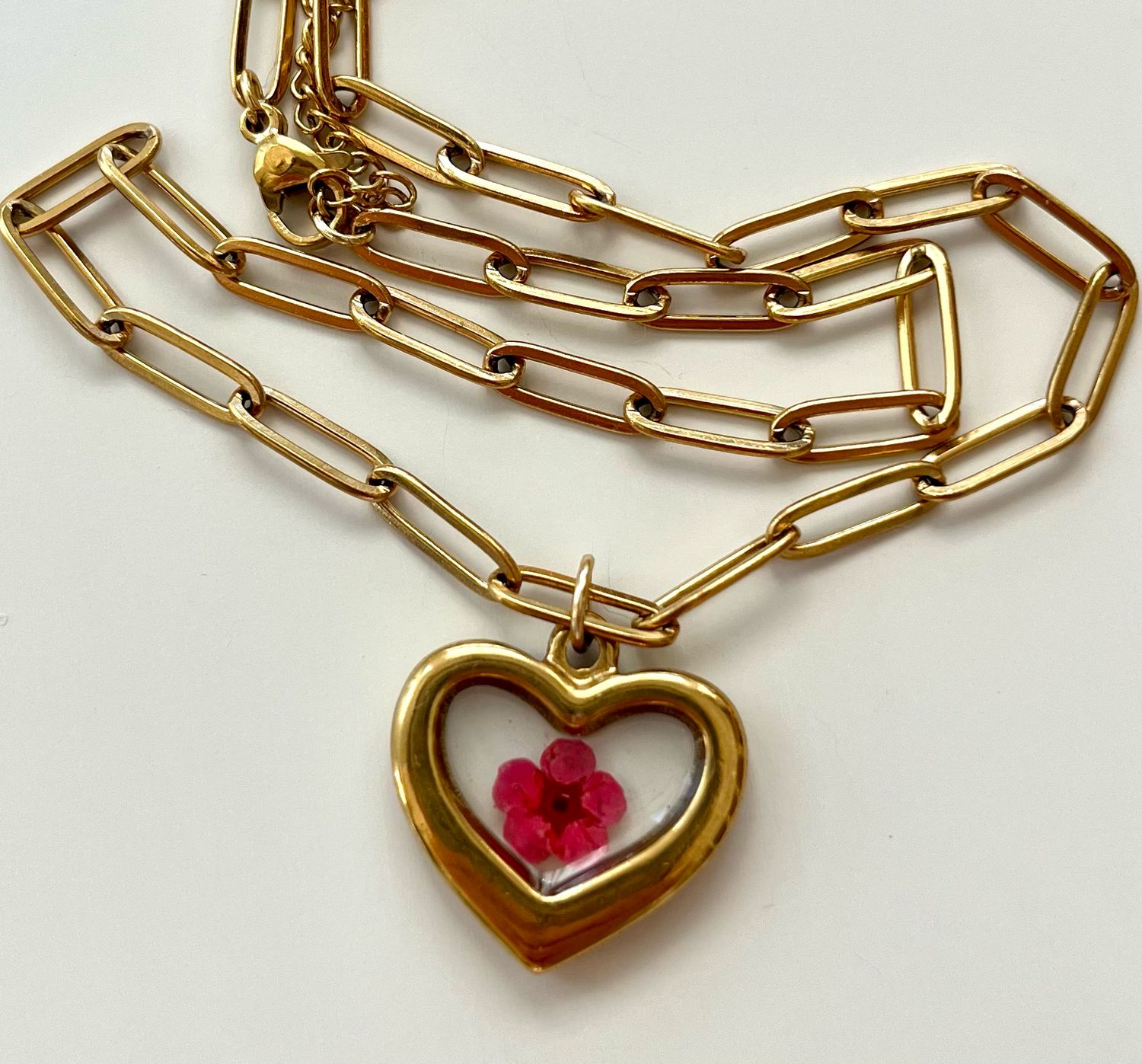 Collar corazón dorado grueso con flor roja