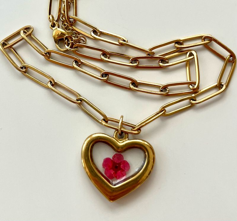 Collar corazón dorado grueso con flor roja