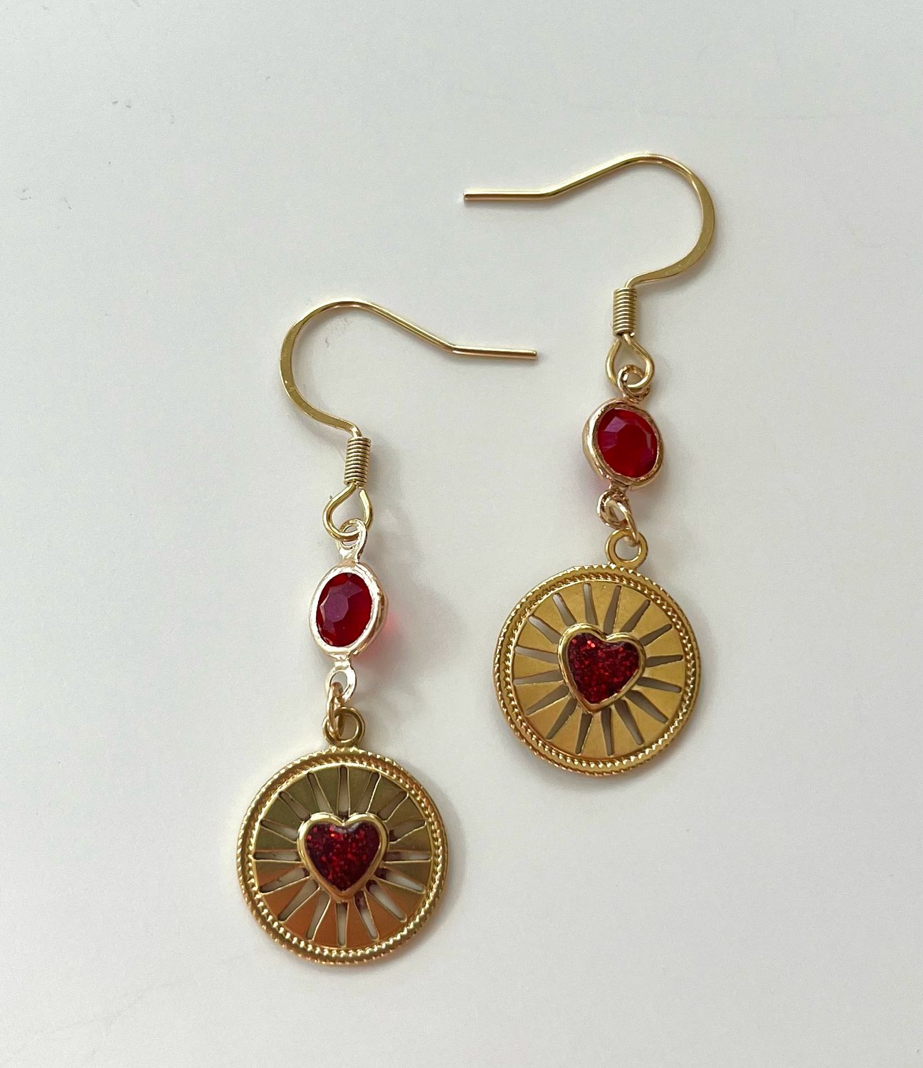 Pendientes medalla dorada con corazón rojo y cristales