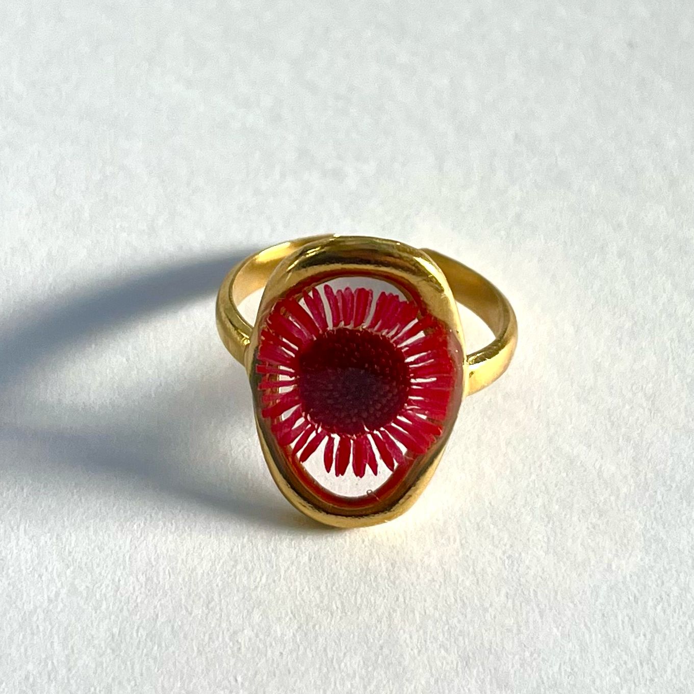 Anillo dorado ajustable margarita roja