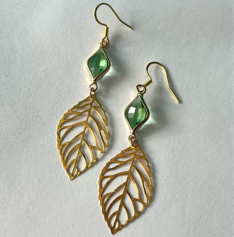 Pendientes hojas doradas con cristales verdes