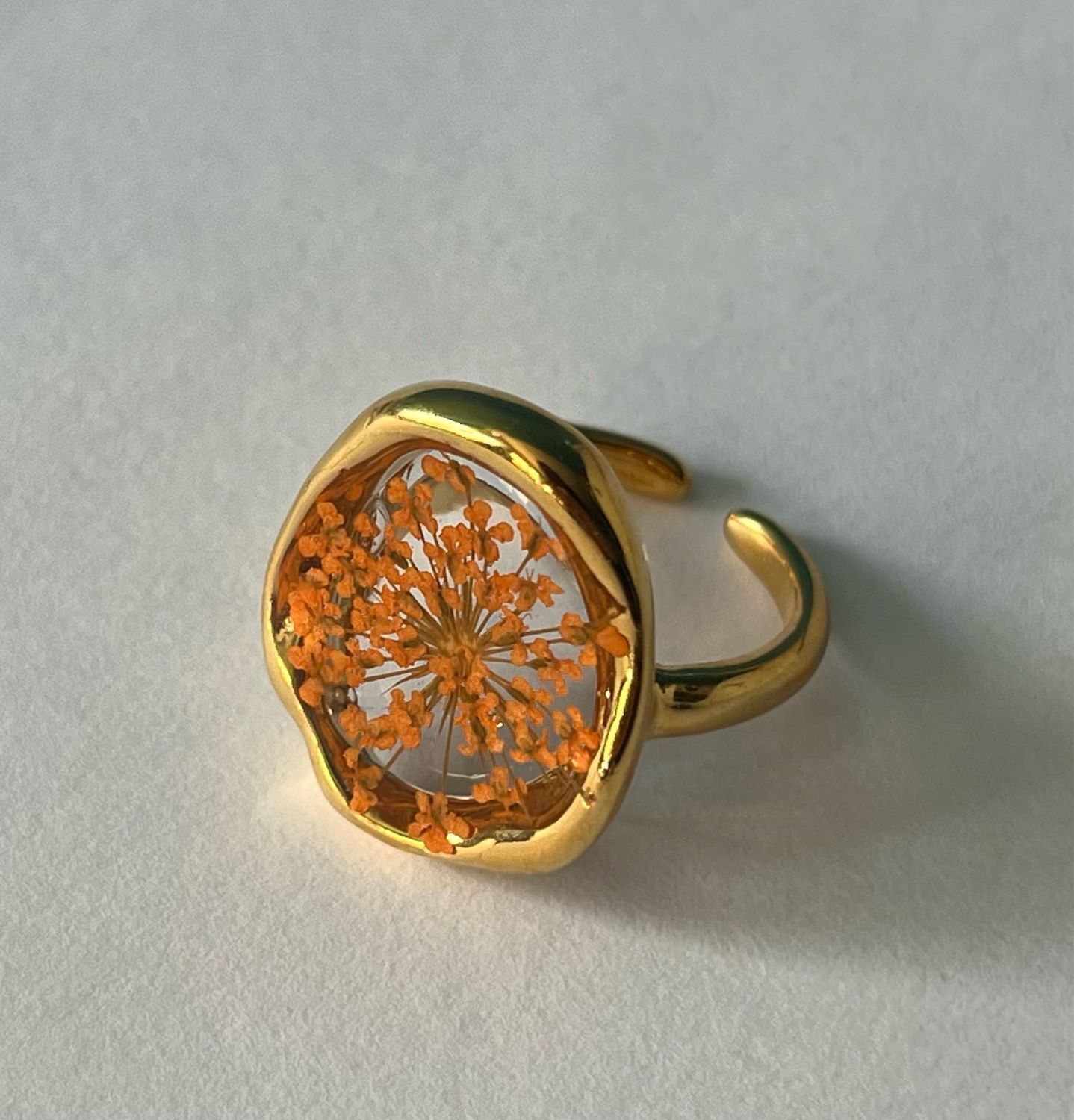Anillo dorado flor naranja