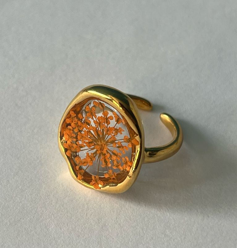 Anillo dorado flor naranja