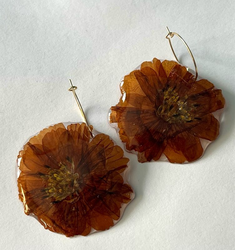 Aros dorados flores marrones