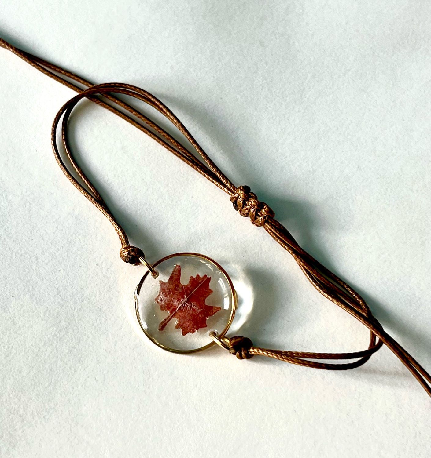 Pulsera marrón círculo hoja seca