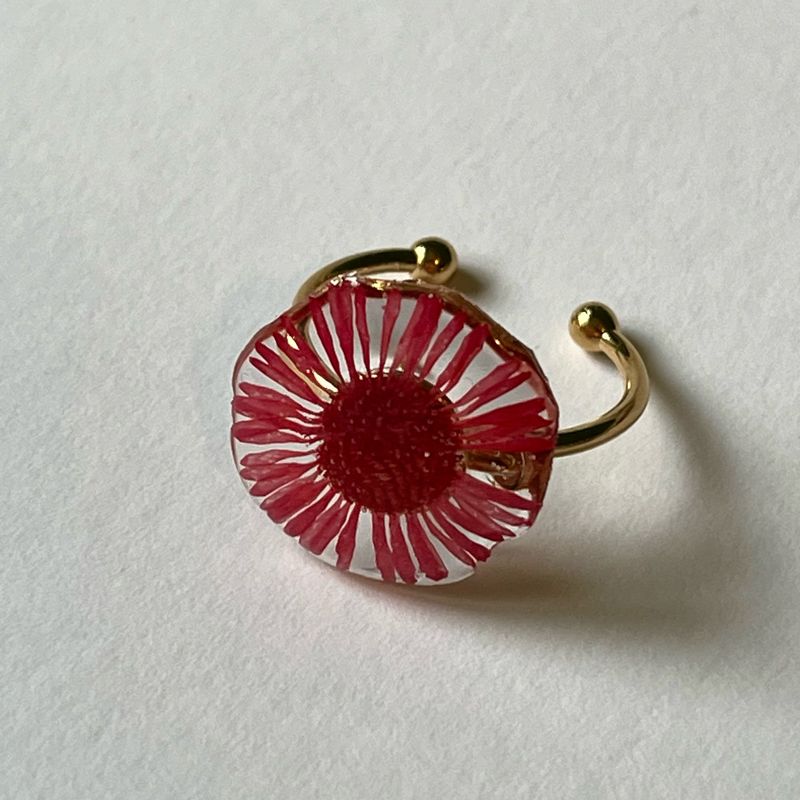 Anillo dorado flor roja