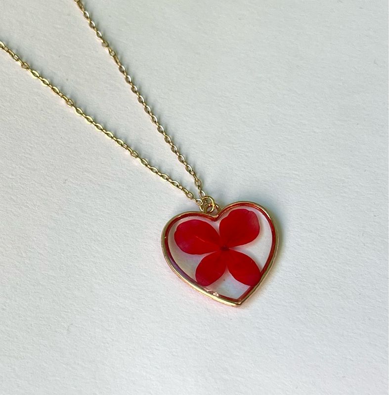 Collar corazón hortensia roja