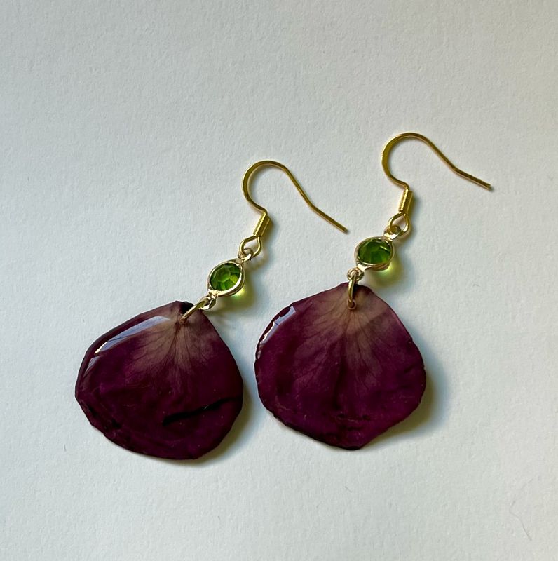 Pétalos de rosa con cristales verdes