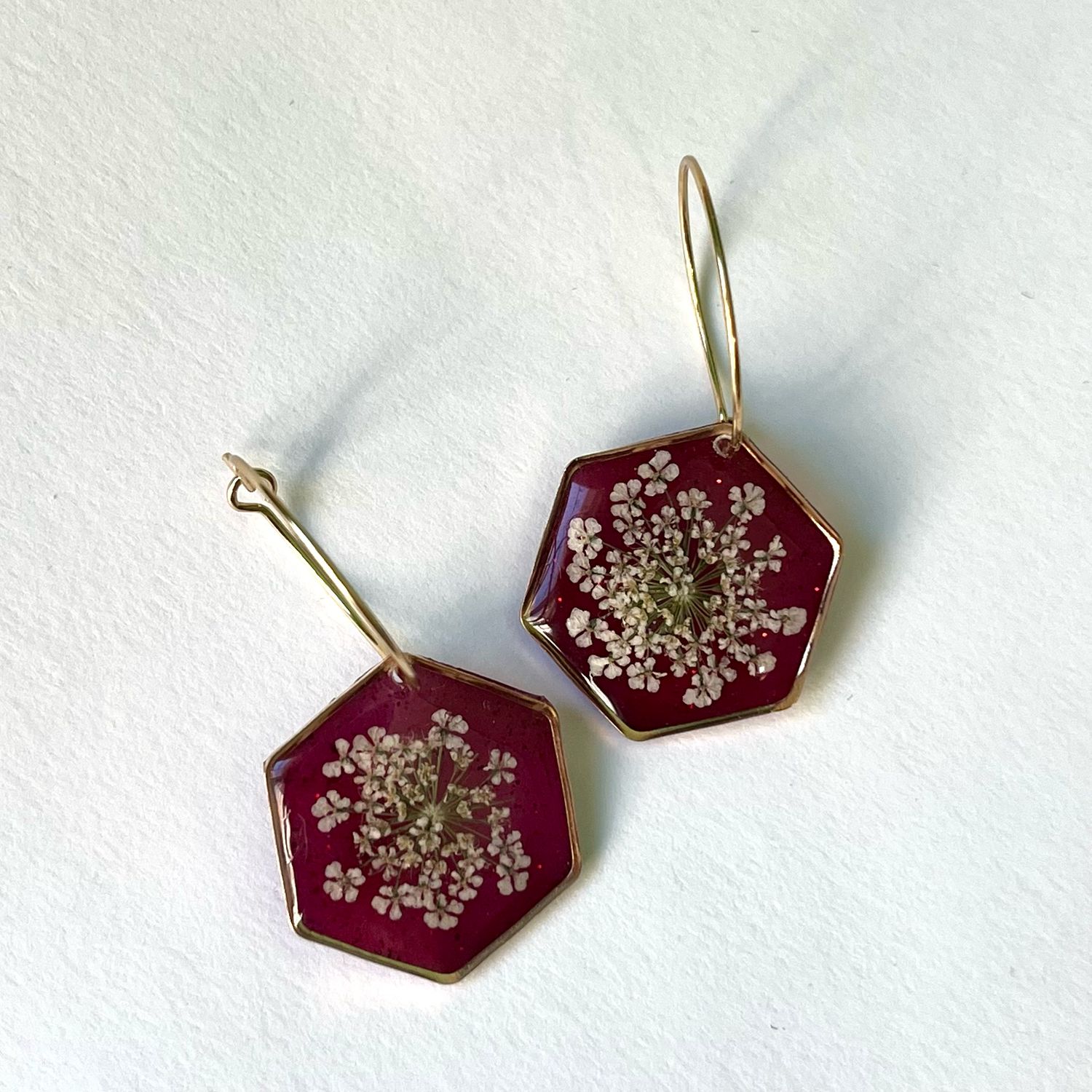 Hexágonos burdeos con flores blancas