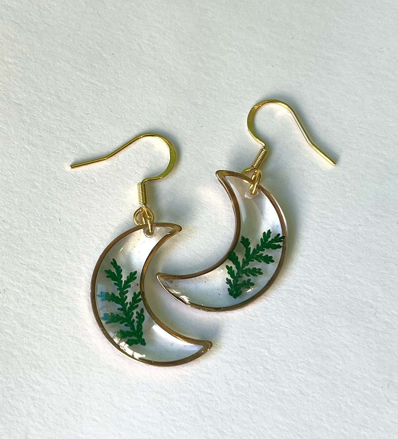 Lunas doradas hojas verdes