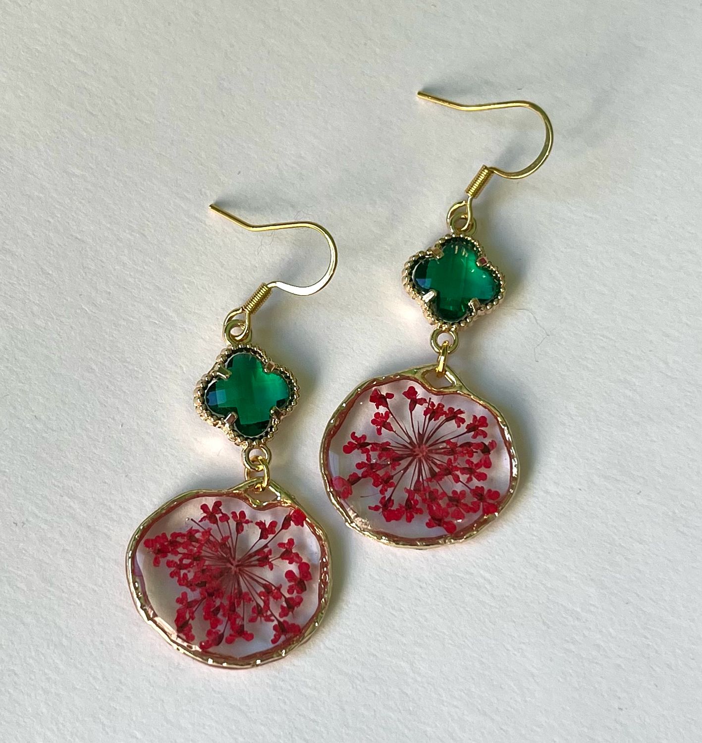 Círculos flores rojas con cristales verdes