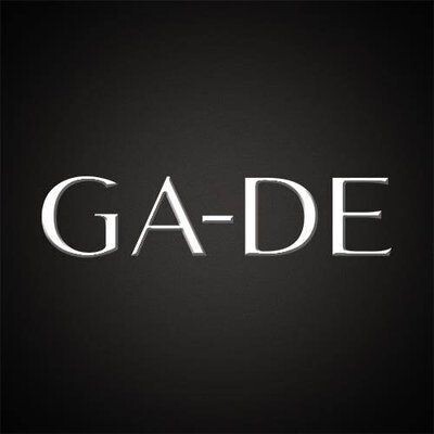 schwarzes Logo mit weißem Schriftzug ,,GA-DE"