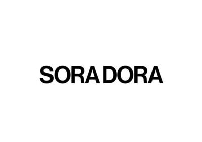schwarzes Logo mit Schriftzug ,,sora dora"