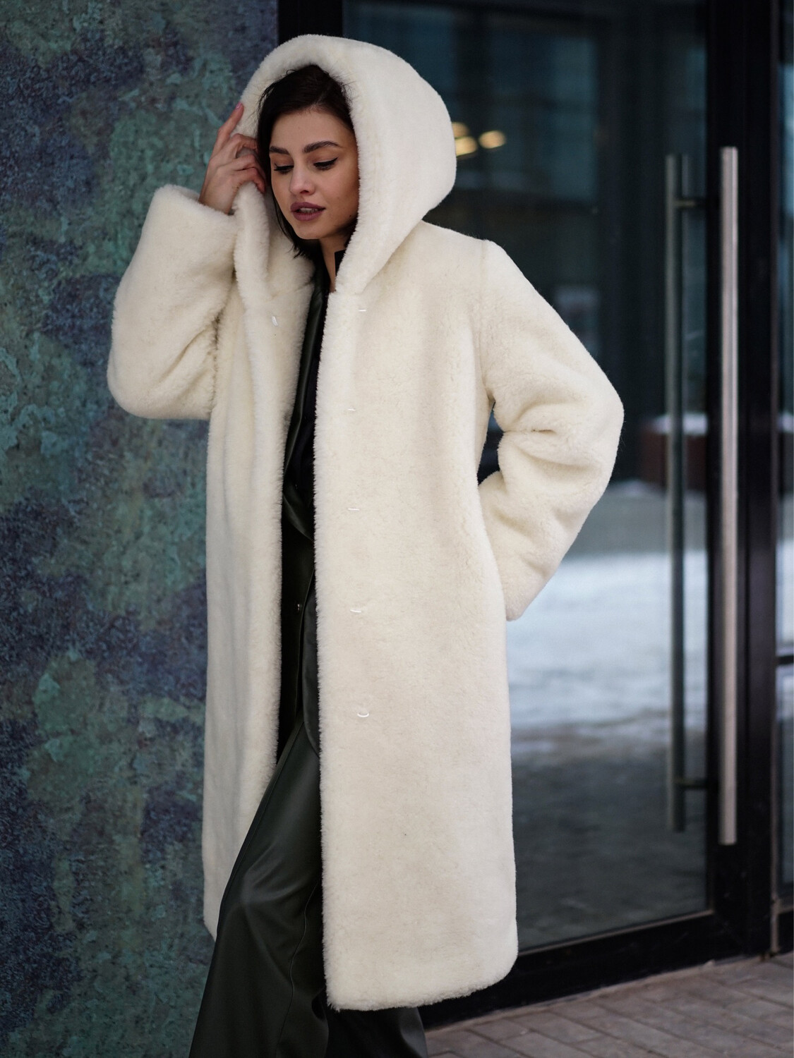 Красивые девушки в шубах. Эко шуба шиншилла. Шуба роскошь. Ярмарка шуб реклама. Красивые шубы.