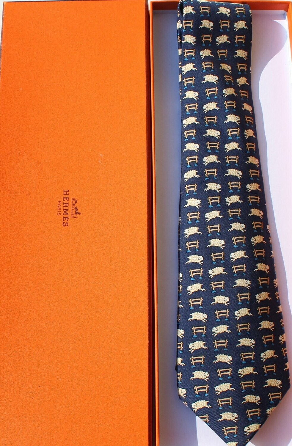 Rare cravate Hermès d'après le carré Les cavaliers d'or par Rybal en 1975