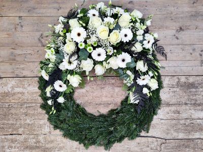 Kranz in weiß mit schwarz Kranz in weiß mit schwarz