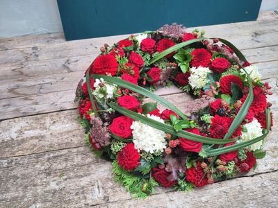 Kranz in rot mit etwas weiß Kranz in rot mit etwas weiß