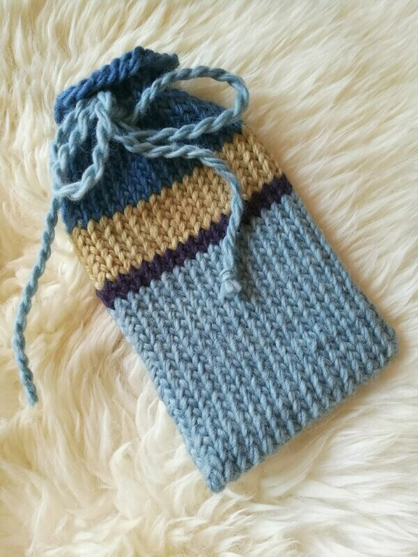 Pochette tricotée bleue