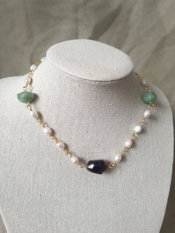 A Londinium, collier en perles avec  cristaux d'Améthyste et Aventurine
