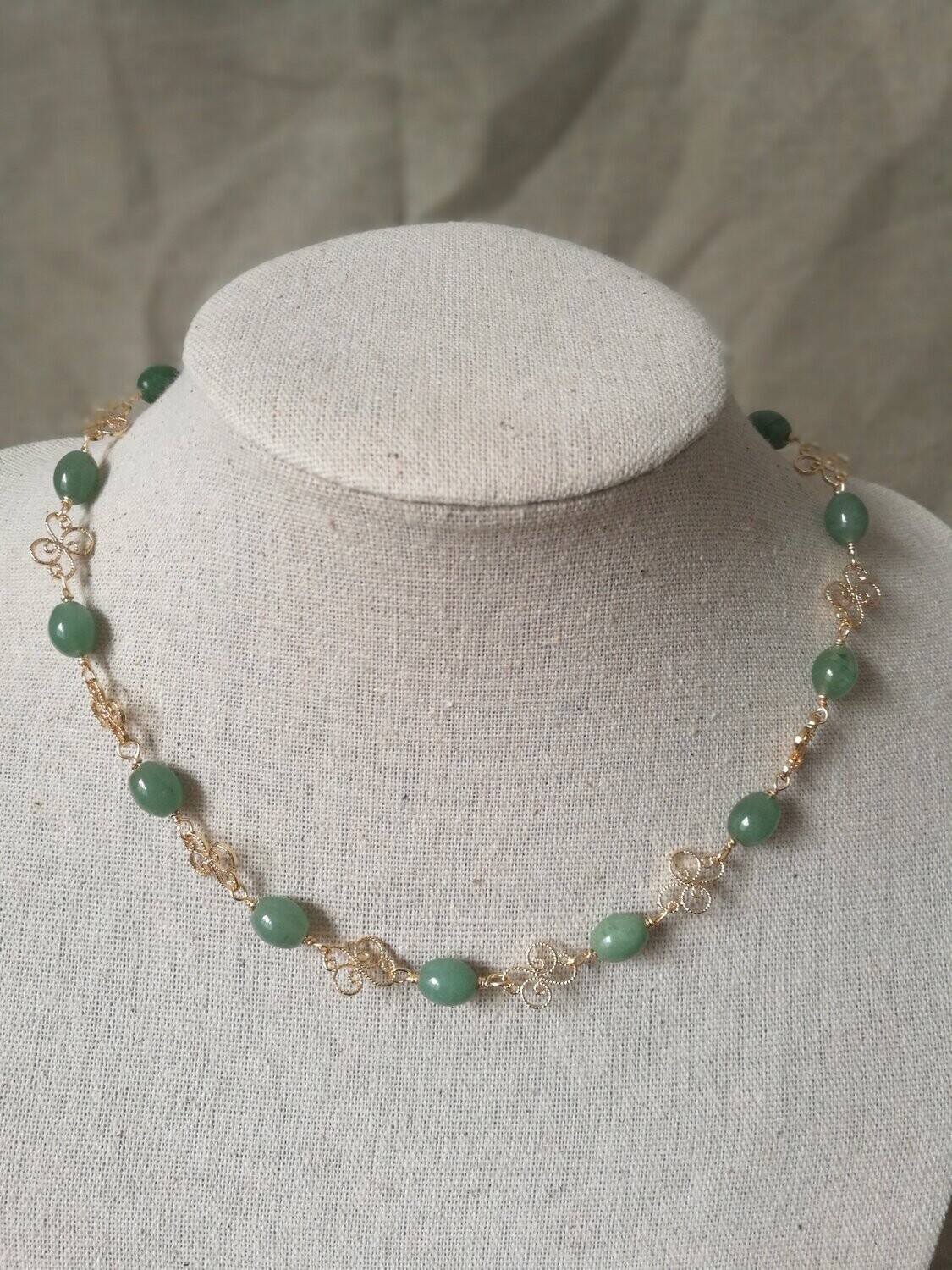 A Londinium, collier en Aventurine et intercalaires dorés