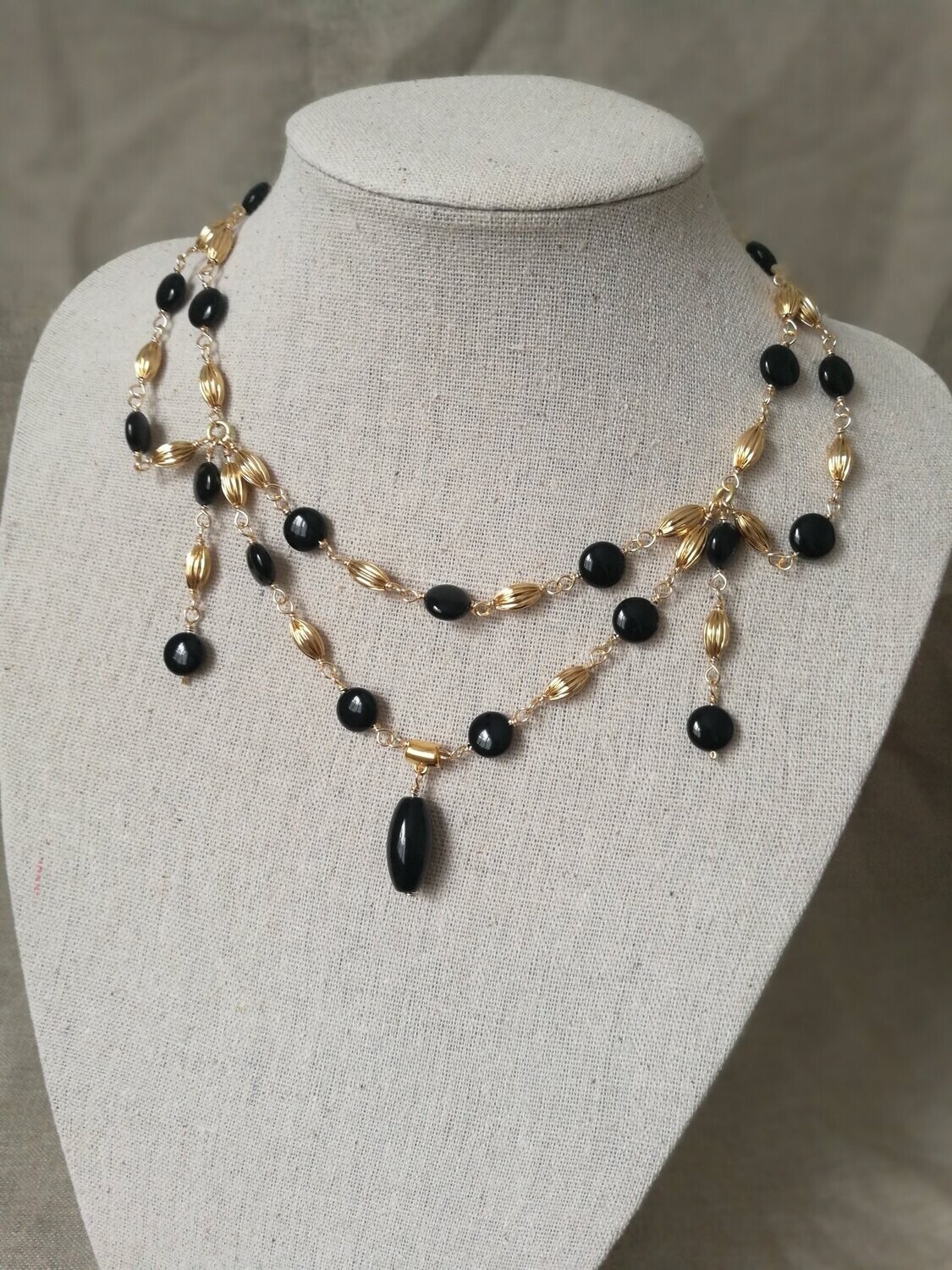 A Londinium, collier multirangs en Agate noire