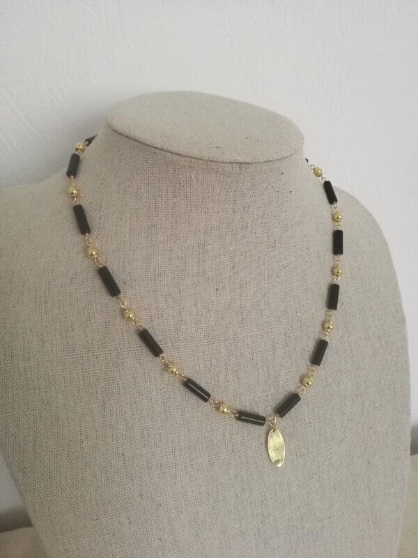 A Elusa, collier en onyx et pendentif