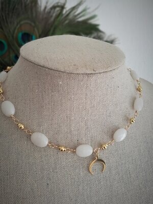 A Pompei (variation) Collier en Jade blanc, lunule et perles dorées