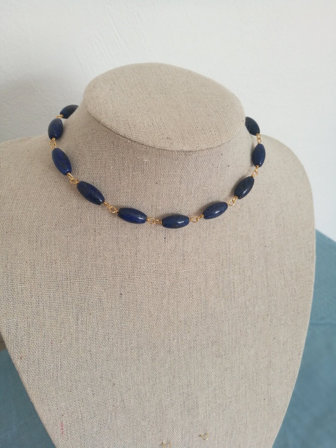A Lugdunum , collier simple en lapis lazuli