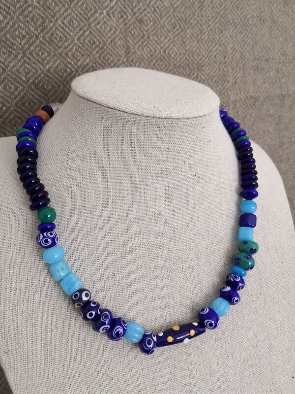 Collier en perles de verre bleues