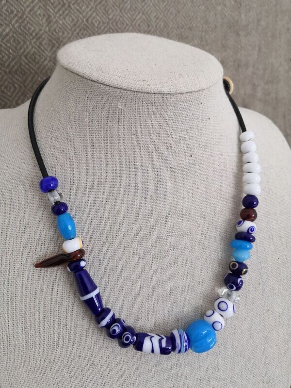 Collier "amulette" en perles de verre filé