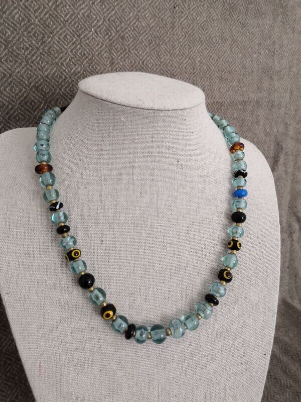 Collier en perles de verre transparentes