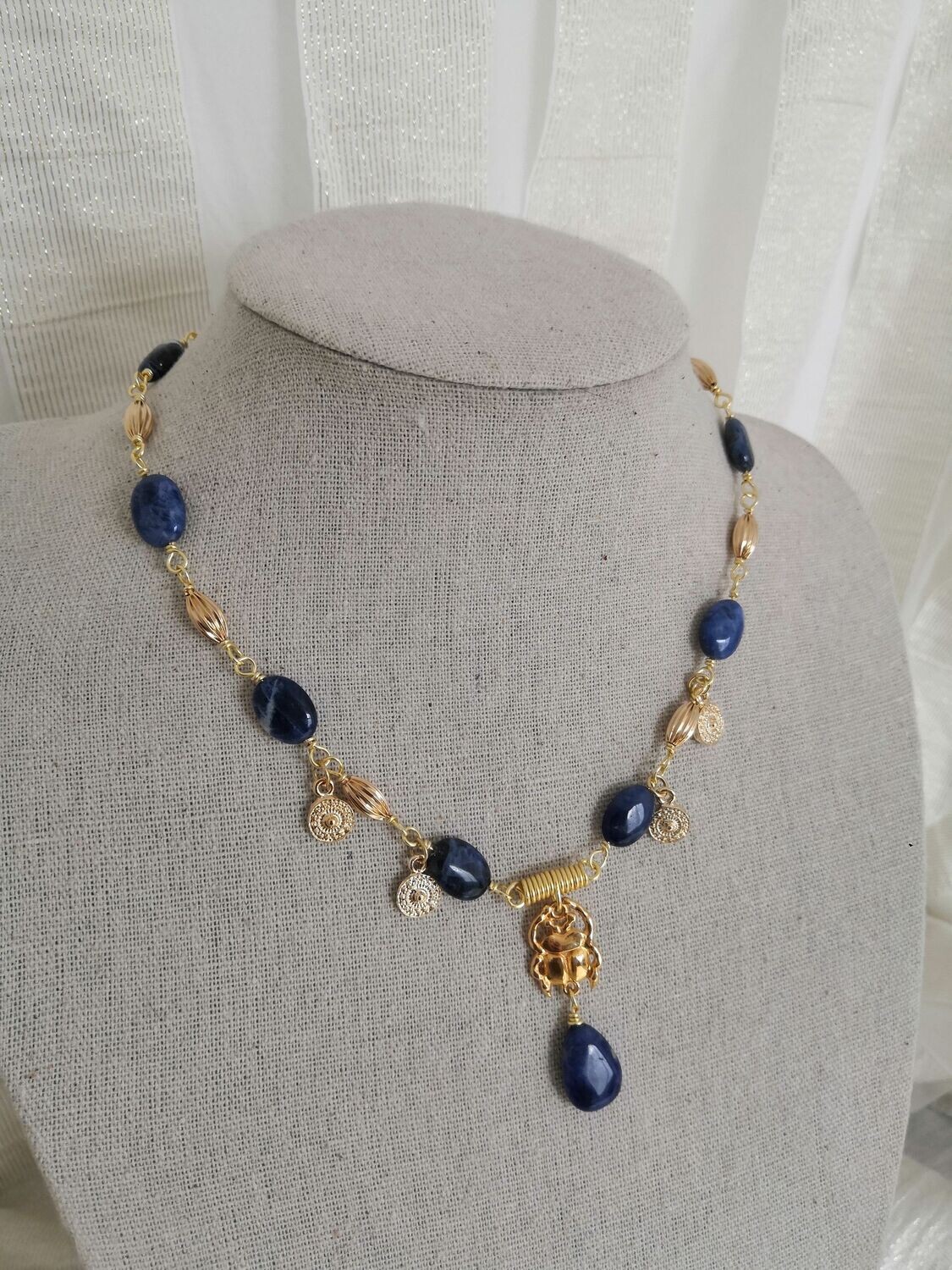 Collier étrusque scarabée en Sodalite
