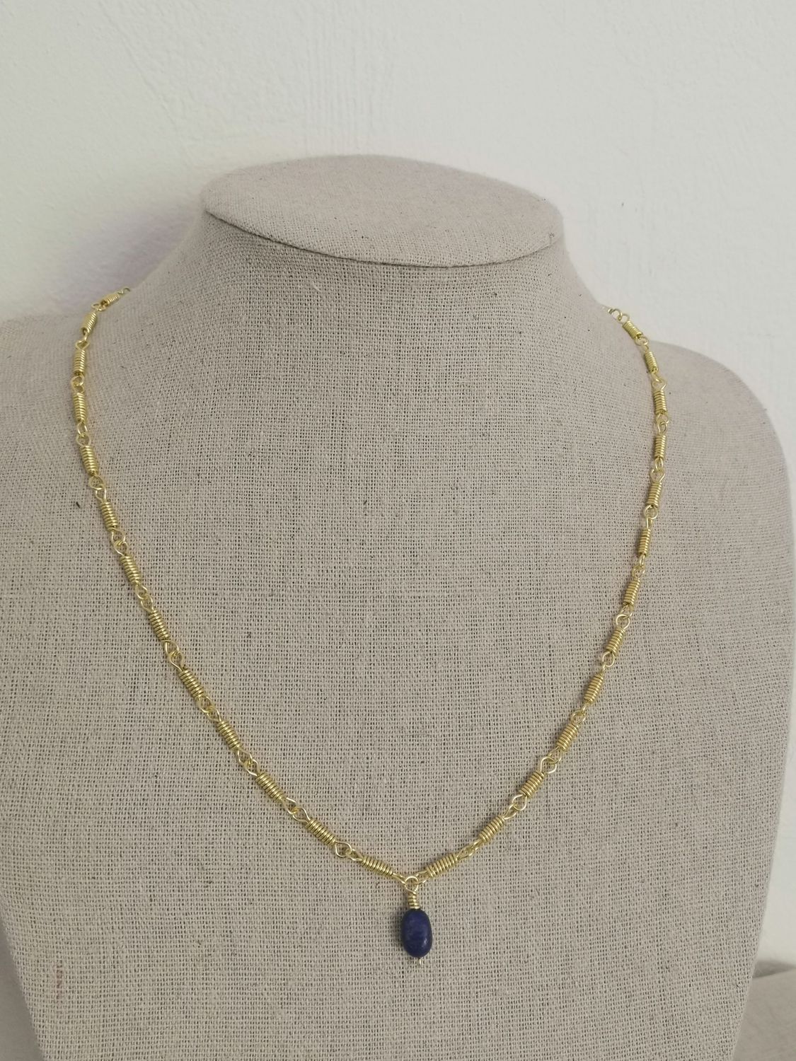 A Nemausus, collier maillons et pendant Sodalite
