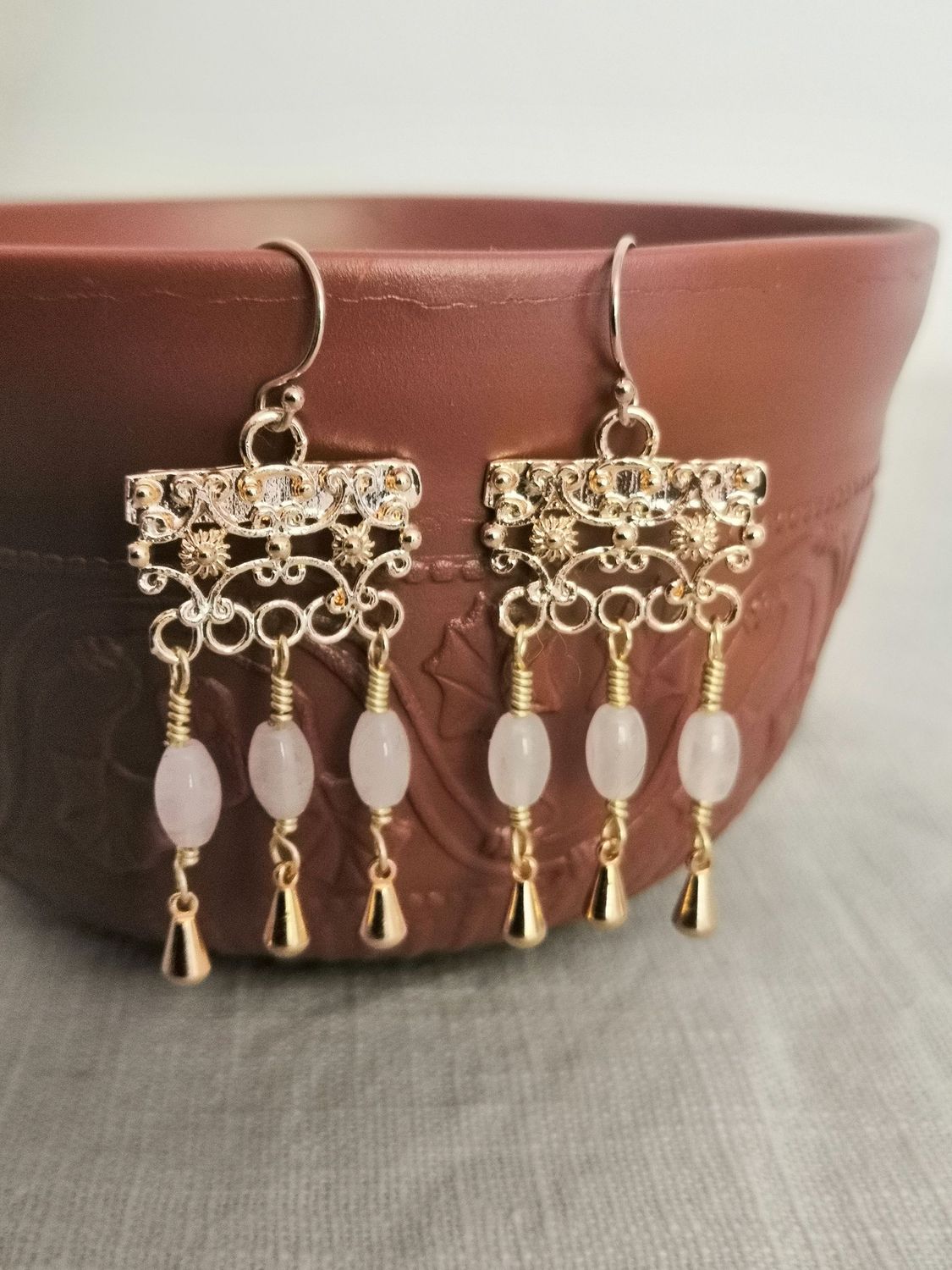 A Nemausus, boucles triples en Quartz rose et pendants gouttes